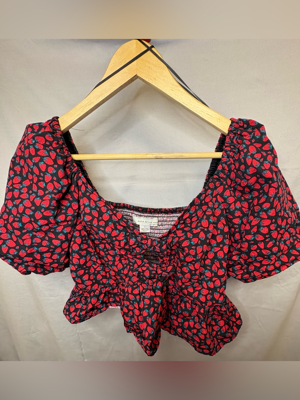 Puffy sleeve with bow detail frilly top